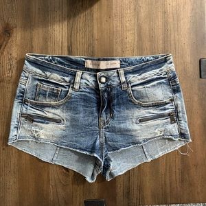 Guess denim shorts 😍